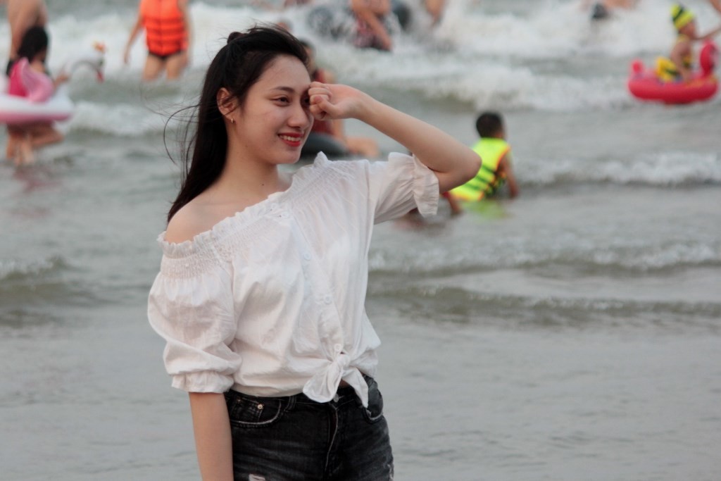 Tin nhanh - Chi&ecirc;m ngưỡng d&agrave;n người đẹp diện bikini &ldquo;đốt ch&aacute;y&rdquo; b&atilde;i biển Cửa L&ograve; (H&igrave;nh 10).