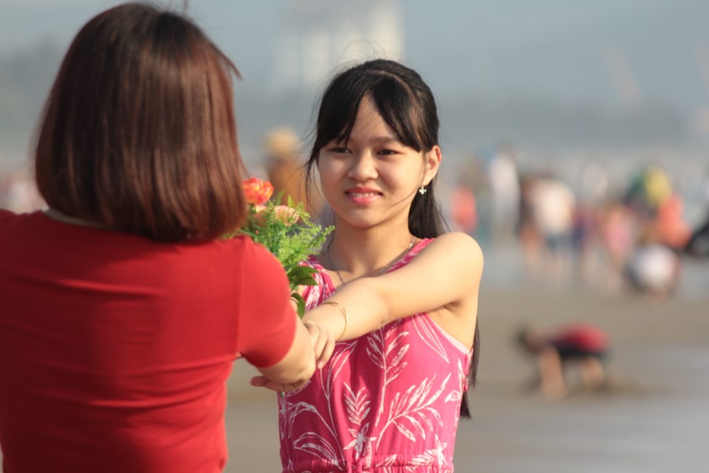 Tin nhanh - Chi&ecirc;m ngưỡng d&agrave;n người đẹp diện bikini &ldquo;đốt ch&aacute;y&rdquo; b&atilde;i biển Cửa L&ograve; (H&igrave;nh 12).