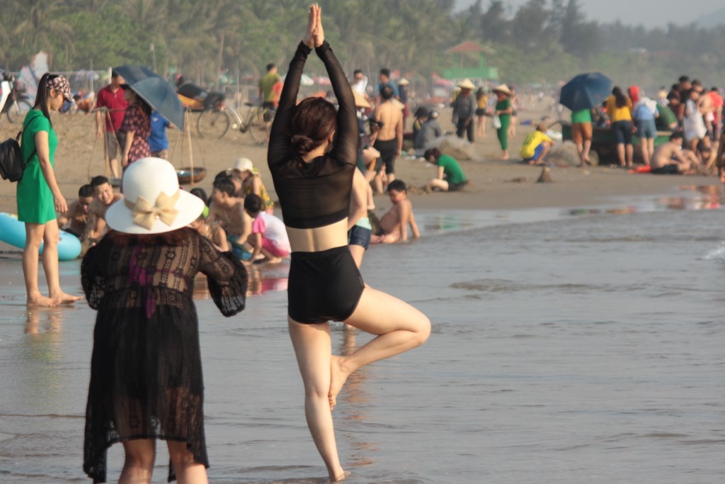 Tin nhanh - Chi&ecirc;m ngưỡng d&agrave;n người đẹp diện bikini &ldquo;đốt ch&aacute;y&rdquo; b&atilde;i biển Cửa L&ograve; (H&igrave;nh 4).