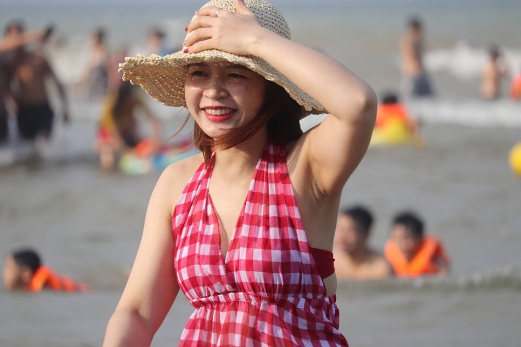Tin nhanh - Chi&ecirc;m ngưỡng d&agrave;n người đẹp diện bikini &ldquo;đốt ch&aacute;y&rdquo; b&atilde;i biển Cửa L&ograve; (H&igrave;nh 7).