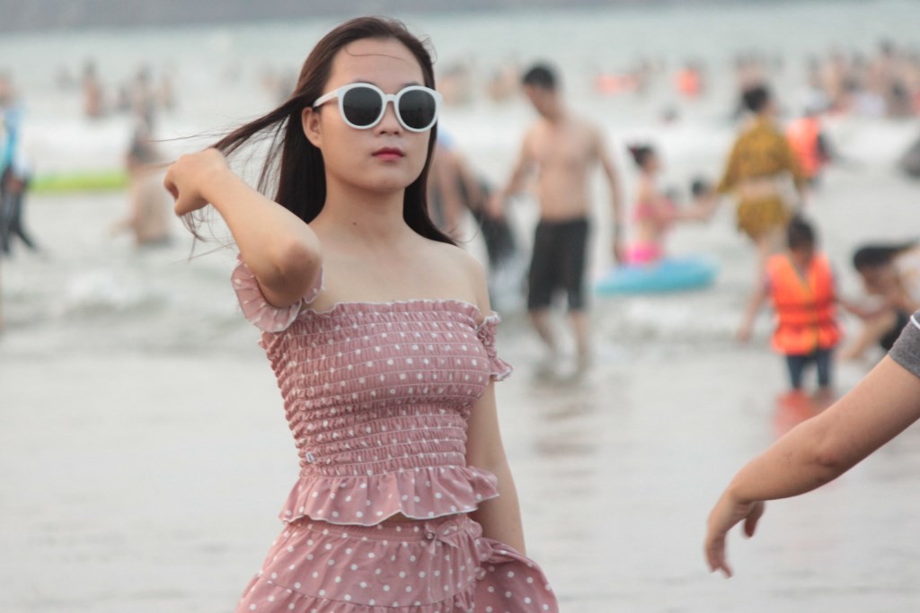Tin nhanh - Chi&ecirc;m ngưỡng d&agrave;n người đẹp diện bikini &ldquo;đốt ch&aacute;y&rdquo; b&atilde;i biển Cửa L&ograve; (H&igrave;nh 8).