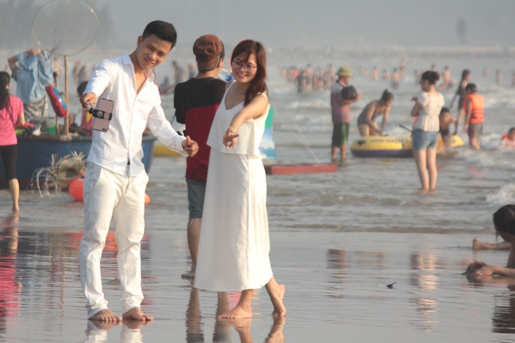 Tin nhanh - Chi&ecirc;m ngưỡng d&agrave;n người đẹp diện bikini &ldquo;đốt ch&aacute;y&rdquo; b&atilde;i biển Cửa L&ograve; (H&igrave;nh 9).