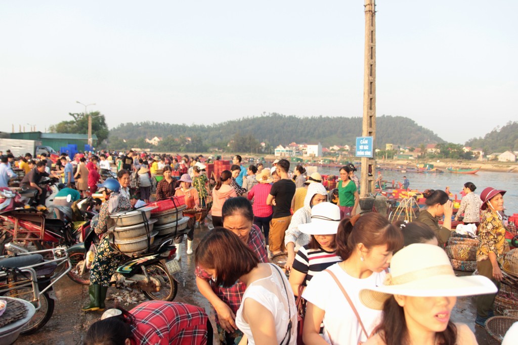 Dân sinh - “Đột nhập” bến cá bậc nhất Cửa Lò vào sáng bình minh (Hình 4).