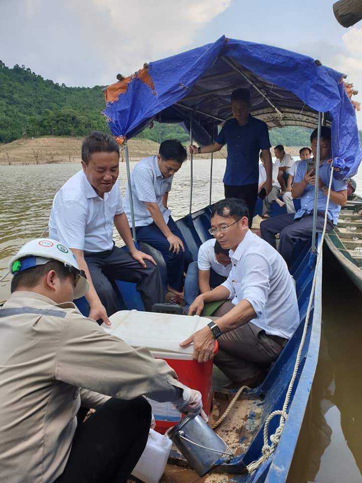 Môi trường - Cá chết hàng loạt ở hồ Thủy điện Hủa Na: Lấy mẫu tìm nguyên nhân