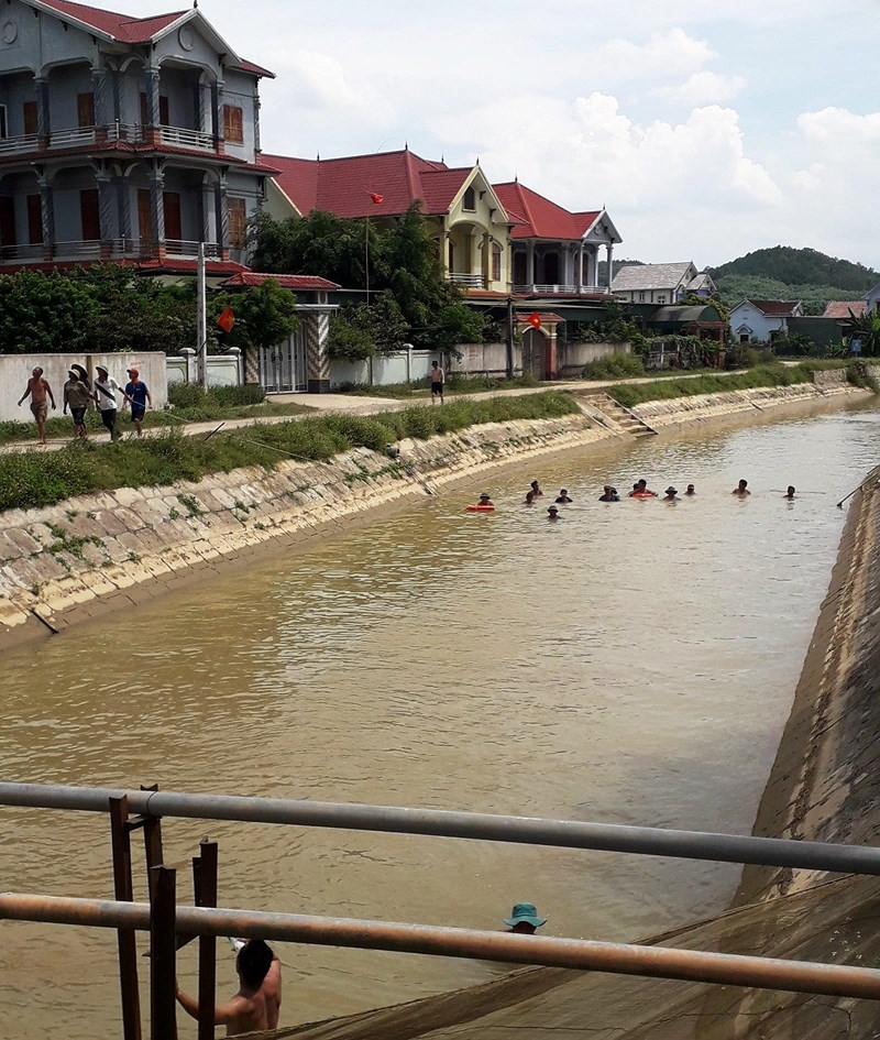 Tin nhanh - Thương tâm: Bà cụ 84 tuổi rơi xuống kênh nước tử vong