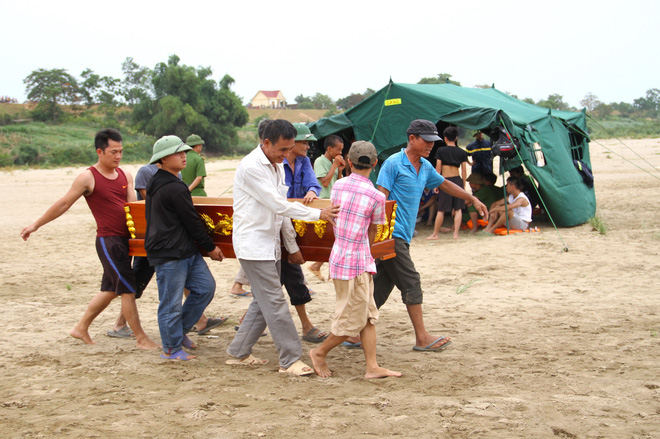 Tin nhanh - Đau đớn tang lễ hai nam sinh lớp 12 đuối nước tử vong trước ngày thi THPT (Hình 2).