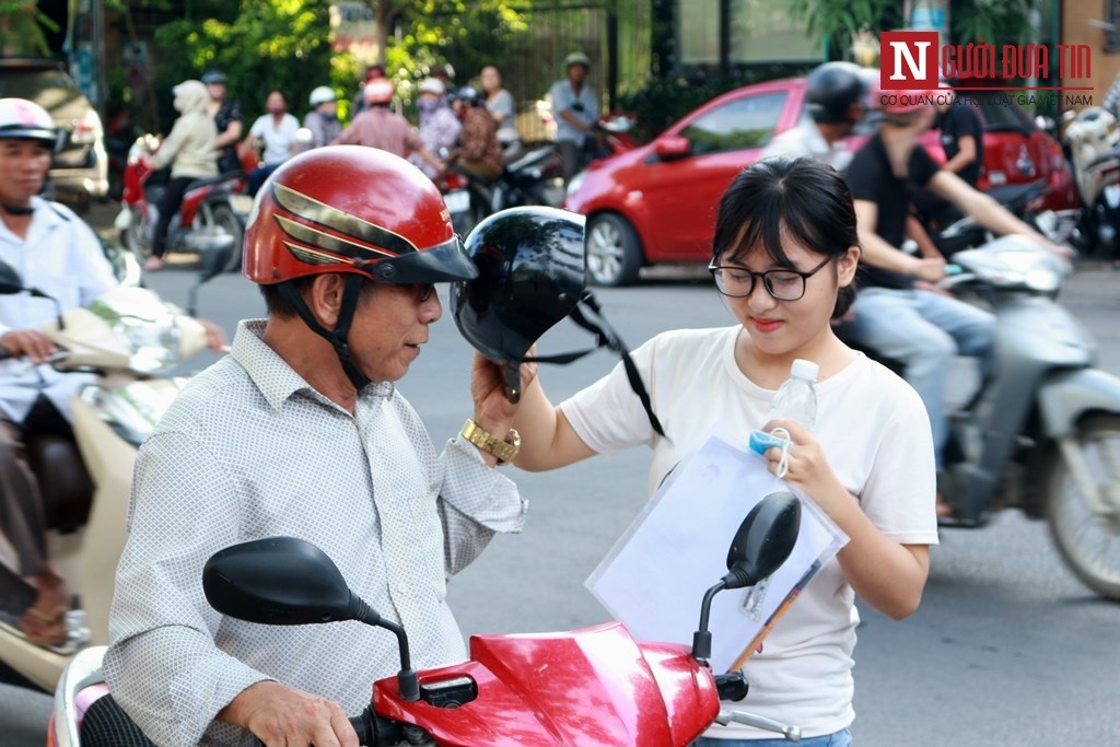 Giáo dục - Phụ huynh “đội nắng” gần 40 độ, tiếp sức cho con trong kỳ thi THPT Quốc gia