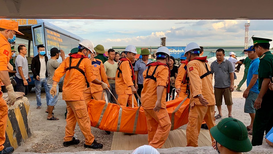 Tin nhanh - Vụ t&agrave;u c&aacute; Nghệ An bị ch&igrave;m: Đau đớn đ&oacute;n thi thể ngư d&acirc;n về qu&ecirc; mai t&aacute;ng (H&igrave;nh 2).