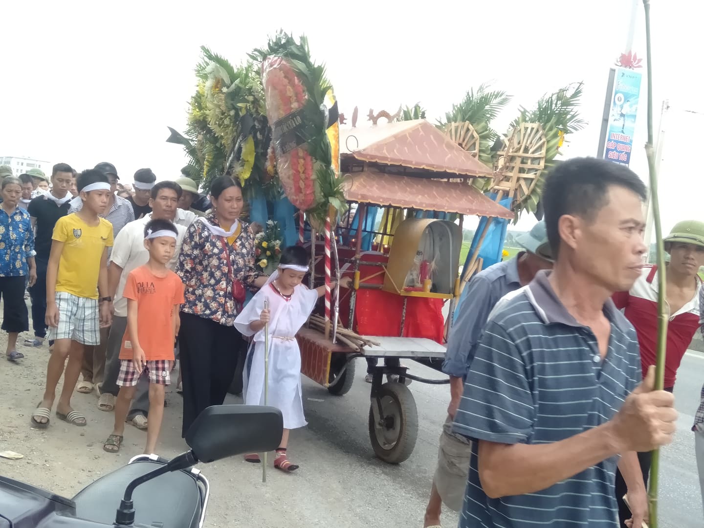 Gia đình - Nữ nhân viên cây xăng bị đâm tử vong: Đau đớn 2 con thơ chống gậy đưa tang mẹ