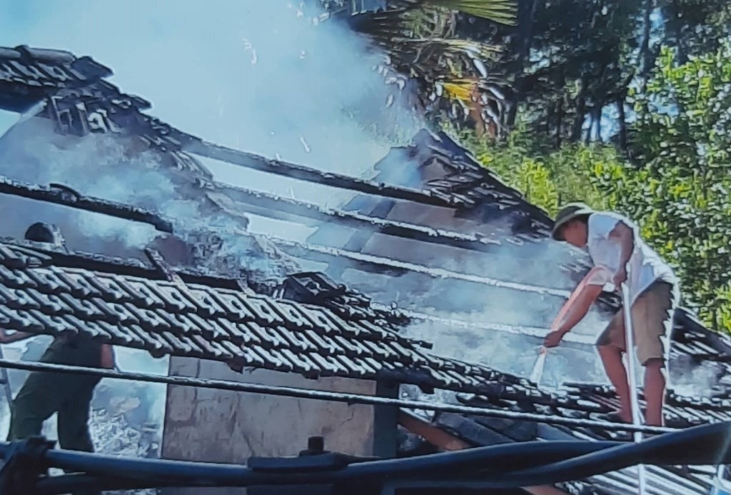 An ninh - H&igrave;nh sự - B&iacute; ẩn kẻ giấu mặt li&ecirc;n tục t&igrave;m c&aacute;ch đốt nh&agrave;, d&aacute;n giấy dọa giết gia chủ (H&igrave;nh 4).