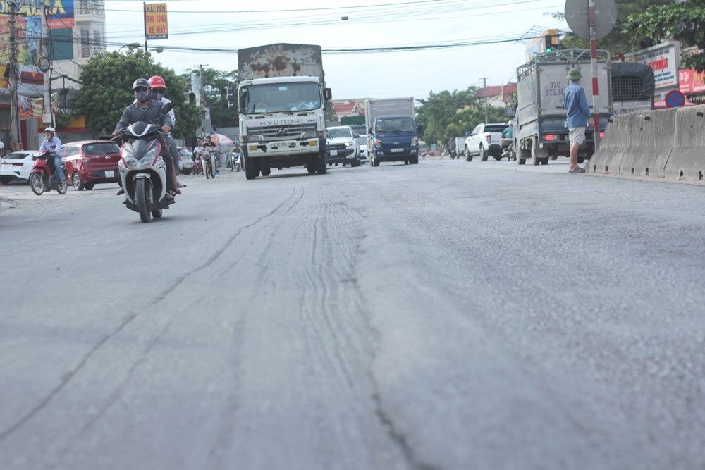 Tin nhanh - Quốc lộ nghìn tỷ vá víu chằng chịt, hằn lún vệt 'luống khoai' (Hình 3).