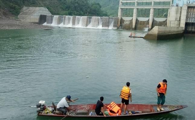 An ninh - Hình sự - Nóng: Khởi tố 2 cán bộ nhà máy thủy điện xả nước làm chết người (Hình 2).