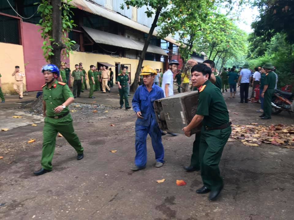 Tin nhanh - Cháy dữ dội lò luyện thiếc, công nhân hoảng hốt bỏ chạy (Hình 3).