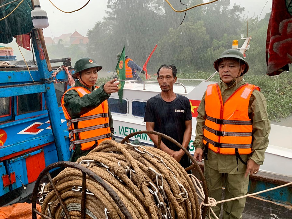 Tin nhanh - Tàu cá cùng 16 ngư dân Nghệ An gặp nạn khi tránh bão số 4 (Hình 2).