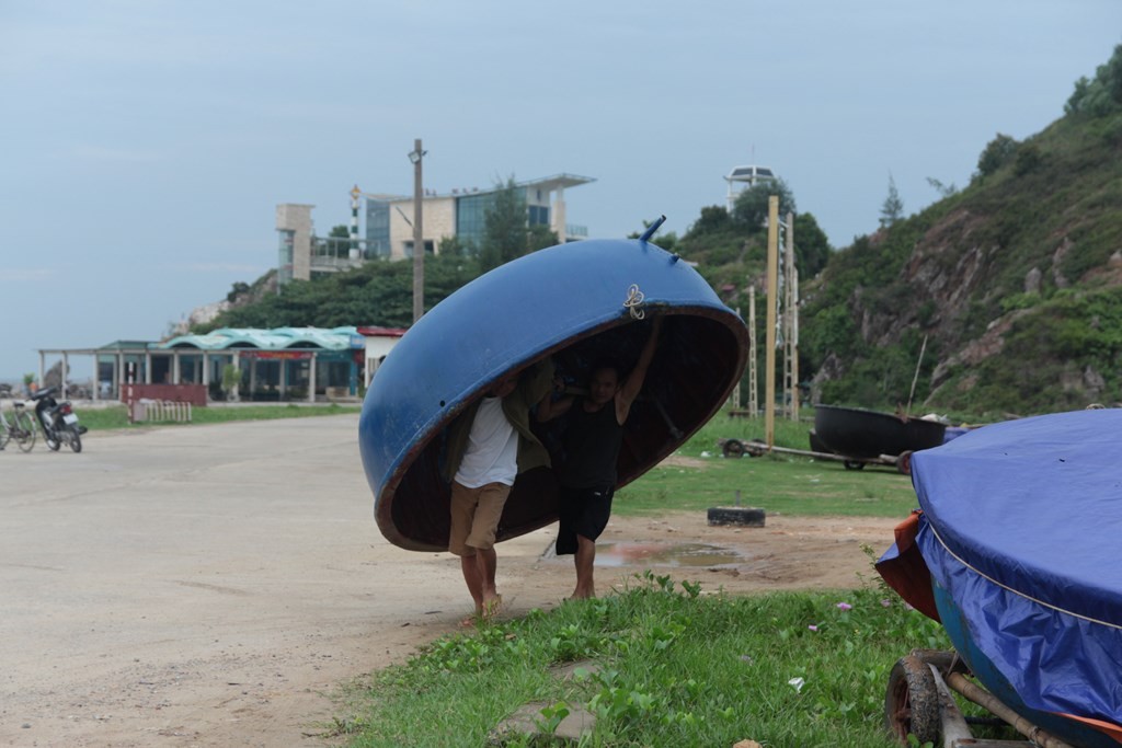 Tin nhanh - Người dân gấp rút gia cố nhà cửa, cửa hàng trước khi cơn bão số 4 đổ bộ (Hình 7).