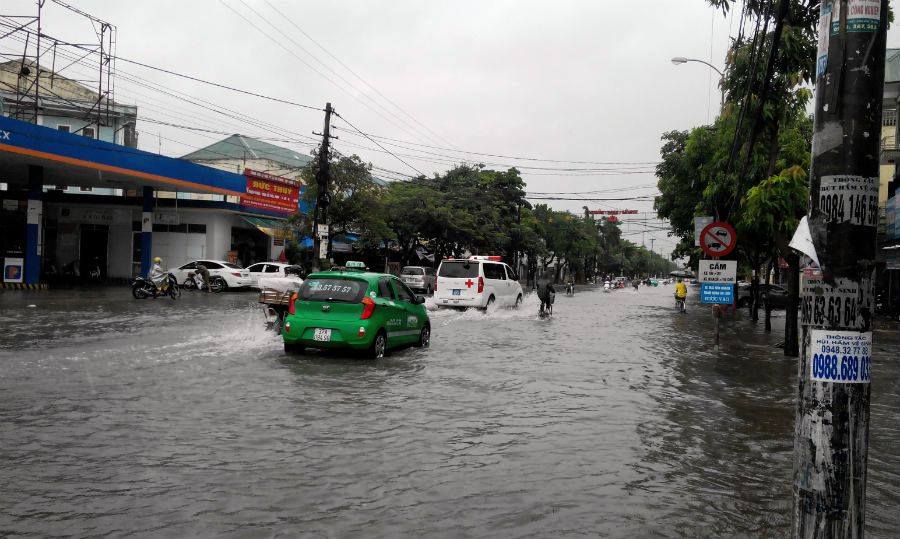 Tin nhanh - Thành phố Vinh chìm trong biển nước sau cơn mưa lớn (Hình 3).