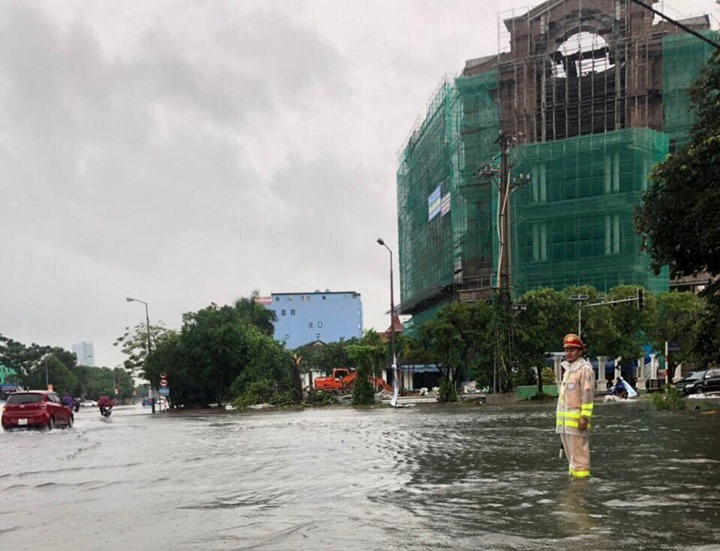 Tin nhanh - Nhiều xe chết máy vì ngập nước, chiến sĩ công an dầm mưa phân luồng