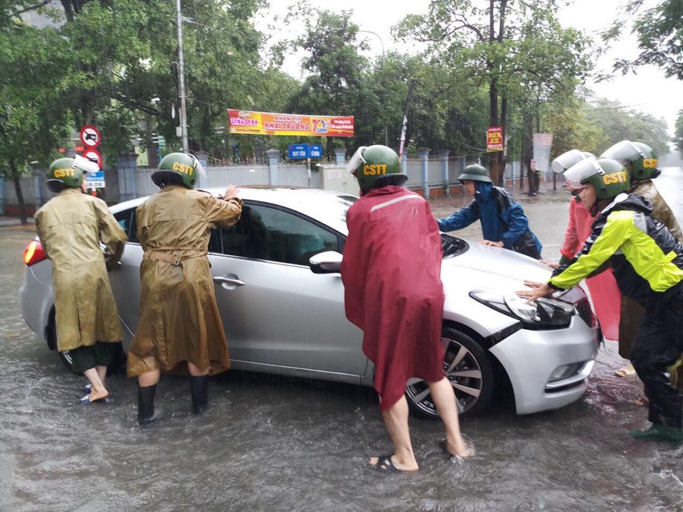 Tin nhanh - Nhiều xe chết máy vì ngập nước, chiến sĩ công an dầm mưa phân luồng (Hình 8).