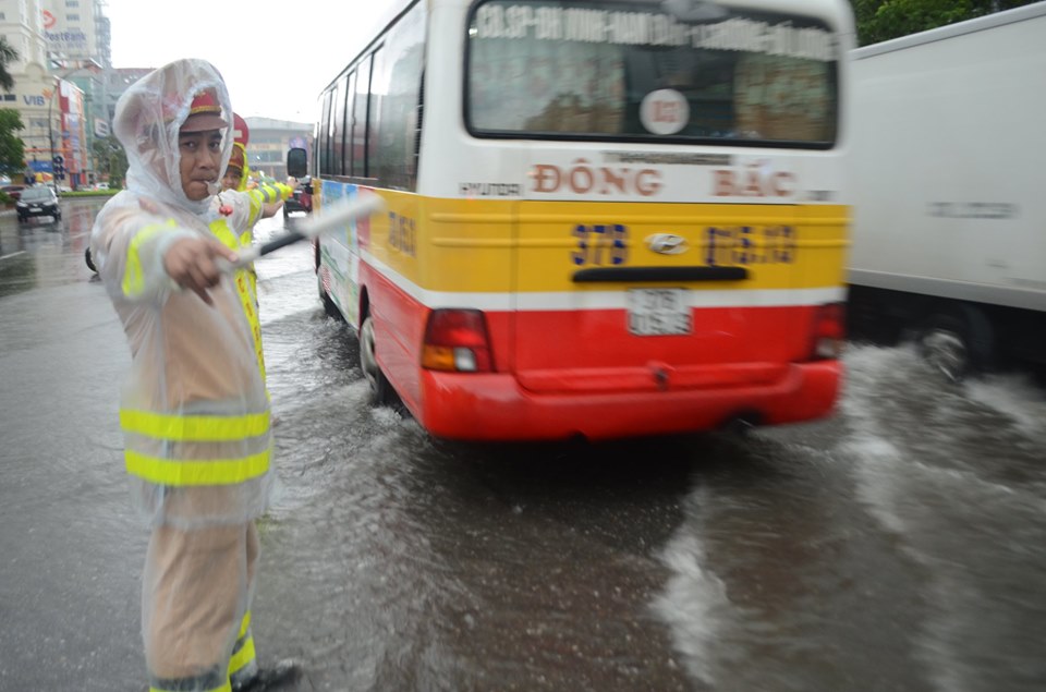 Tin nhanh - Nhiều xe chết máy vì ngập nước, chiến sĩ công an dầm mưa phân luồng (Hình 2).