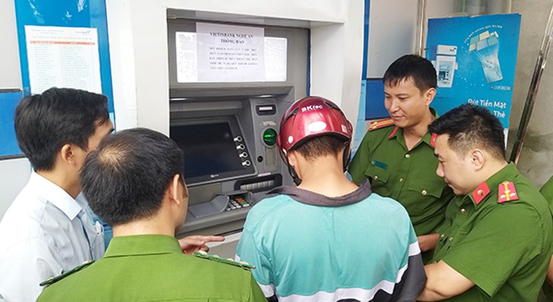 An ninh - Hình sự - 3 người đàn ông Trung Quốc làm giả thẻ ATM: Dựng hiện trường, tái hiện thủ đoạn trộm cắp tinh vi (Hình 2).