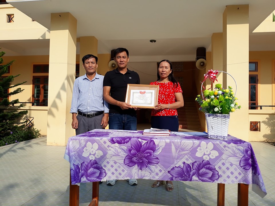 Giáo dục - Khen thưởng hai thầy giáo dũng cảm lao xuống dòng suối cứu nam sinh viên trường y đuối nước