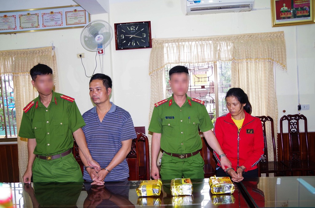 An ninh - H&igrave;nh sự - Bỏ vợ v&agrave; 3 con ở nh&agrave;, g&atilde; đ&agrave;n &ocirc;ng c&ugrave;ng người t&igrave;nh vận chuyển ma t&uacute;y 