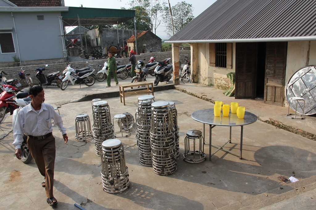 Tin nhanh - Cả xóm chung tay lợp mái nhà dột nát, chờ thi thể nạn nhân tử vong ở Anh (Hình 3).