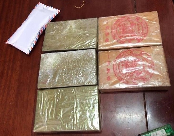 An ninh - Hình sự - Triệt phá 2 chuyên án ma túy lớn, thu giữ 5 bánh heroin, 950 viên hồng phiến (Hình 2).