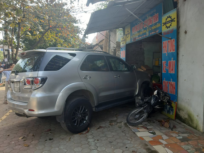 Xa lộ - Clip: Hiện trường vụ xe Fortuner tông 2 ô tô, 1 xe máy, lao vào nhà dân