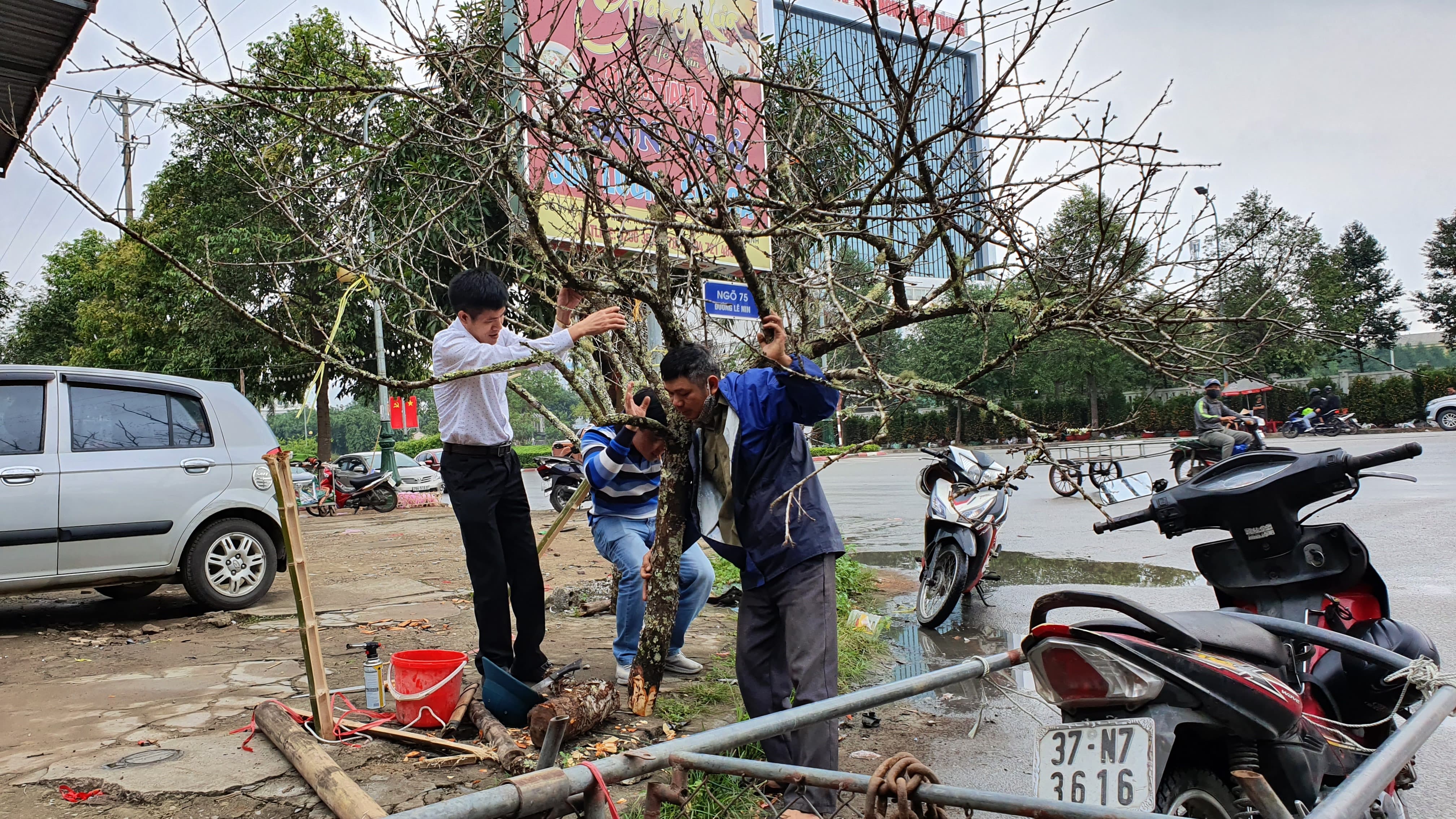 Dân sinh - Những phận đời mưu sinh ngày cận Tết để “bánh chưng có thêm chút thịt lợn” (Hình 2).