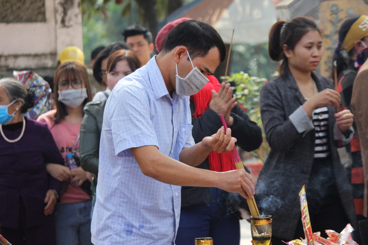 Tin nhanh - Lo sợ dịch virus Corona, người dân đeo khẩu trang dâng hương cầu bình an (Hình 8).