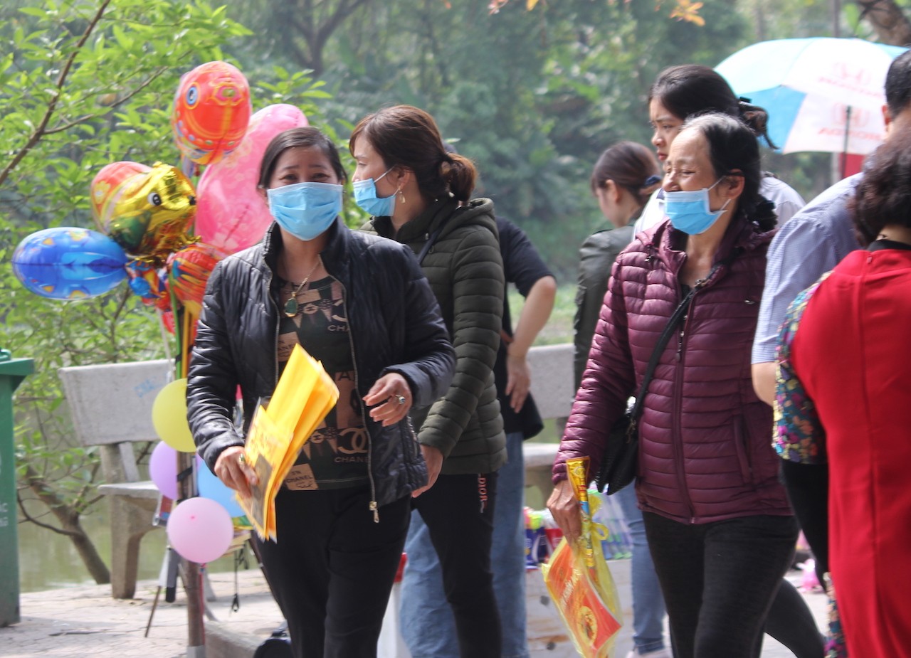 Tin nhanh - Lo sợ dịch virus Corona, người dân đeo khẩu trang dâng hương cầu bình an (Hình 7).