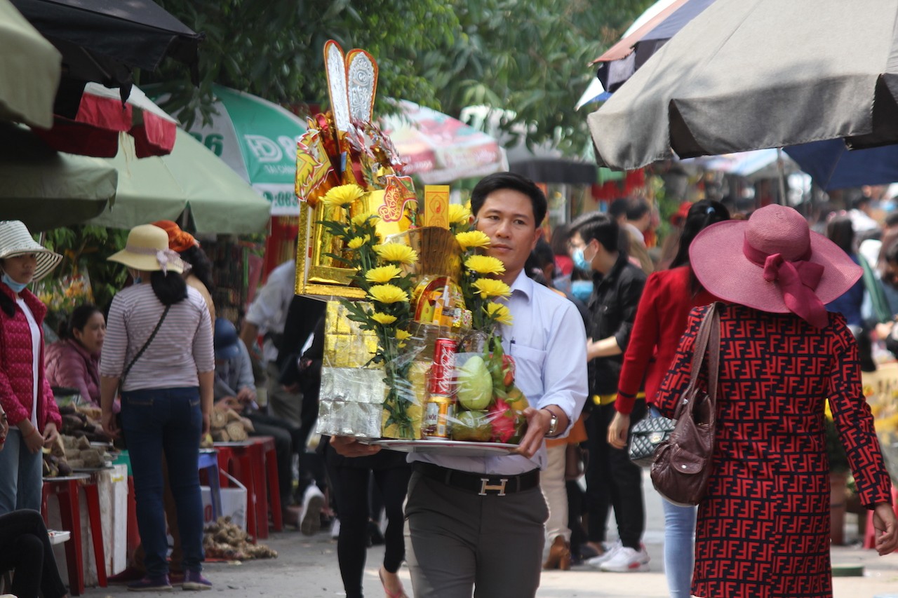 Tin nhanh - Lo sợ dịch virus Corona, người dân đeo khẩu trang dâng hương cầu bình an (Hình 2).