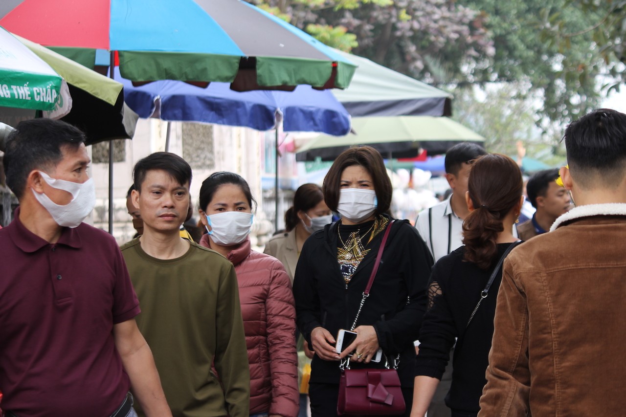 Tin nhanh - Lo sợ dịch virus Corona, người dân đeo khẩu trang dâng hương cầu bình an (Hình 5).