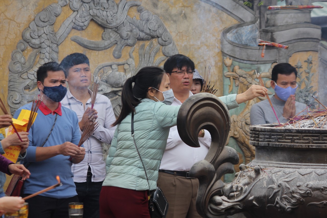 Tin nhanh - Lo sợ dịch virus Corona, người dân đeo khẩu trang dâng hương cầu bình an (Hình 3).