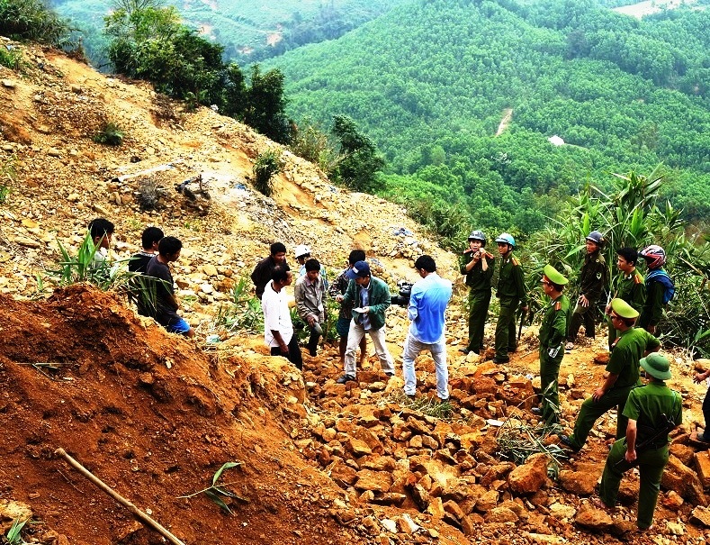 Tin nhanh - Bàn giao 11 phu vàng bị chủ bãi giam giữ, đánh đập về quê nhà