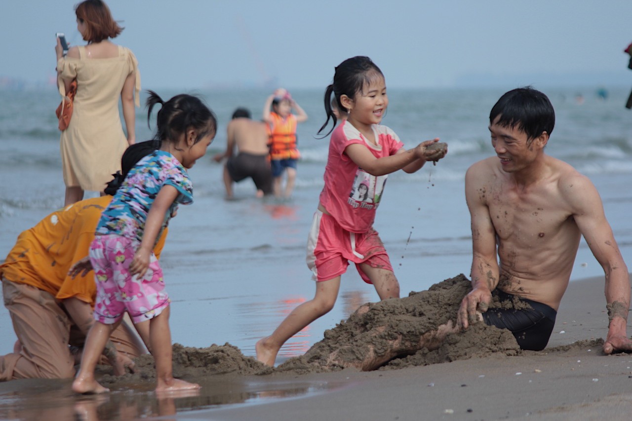 Tin nhanh - Biển Cửa Lò “khóc ròng” dù khách du lịch tăng trong ngày đầu nghỉ lễ 30/4 – 1/5 (Hình 2).