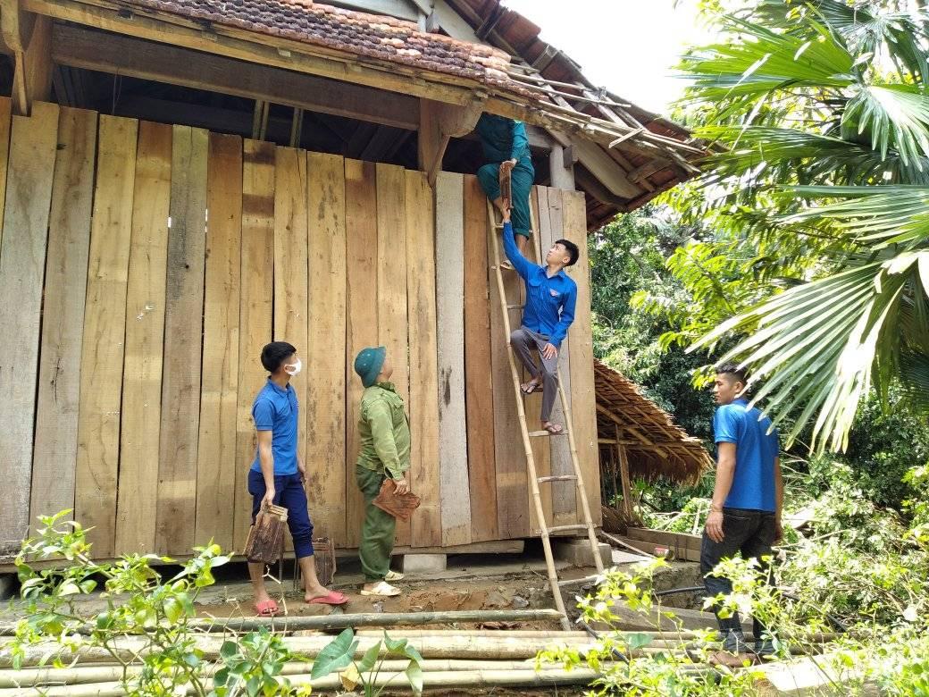 Tin nhanh - Hàng trăm thanh niên “đội nắng” sửa nhà cho người dân bị lốc xoáy tàn phá (Hình 3).