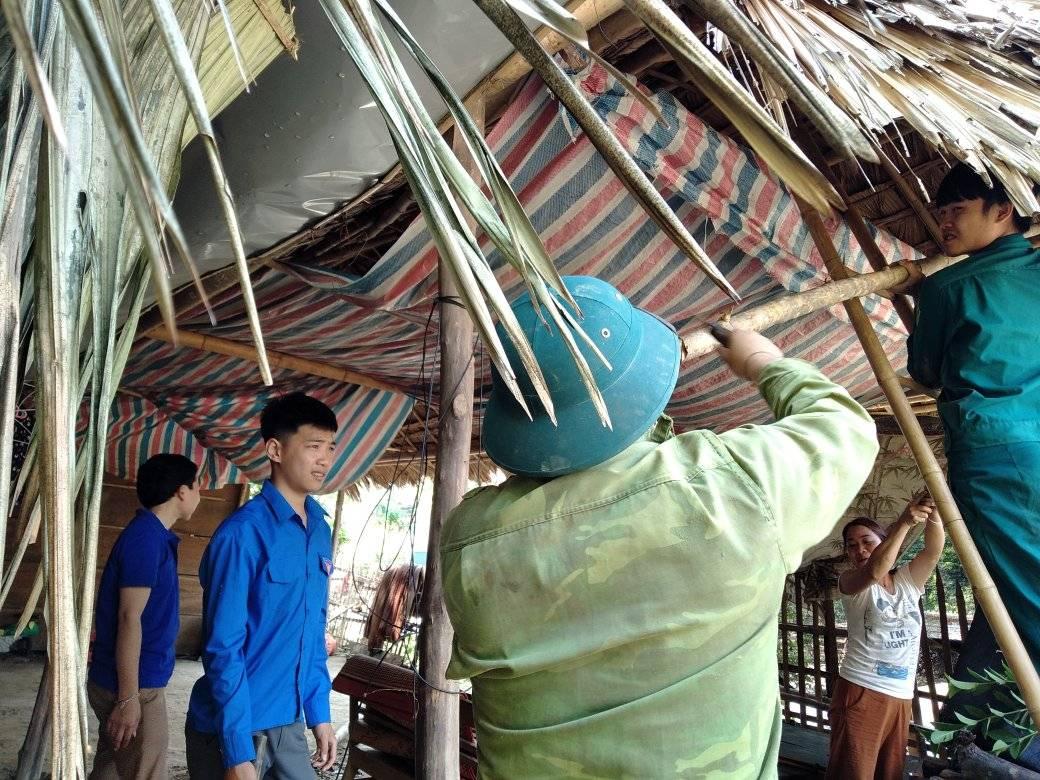 Tin nhanh - Hàng trăm thanh niên “đội nắng” sửa nhà cho người dân bị lốc xoáy tàn phá (Hình 8).