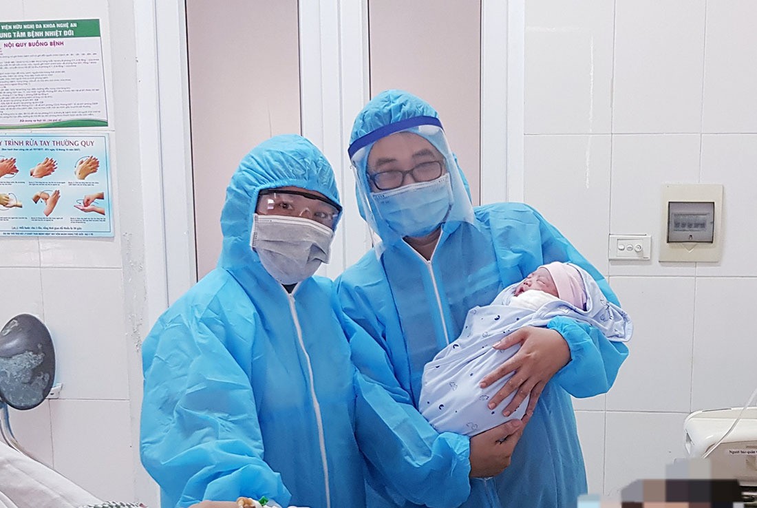 Gia đình - Bé gái 3,5kg chào đời trong khu cách ly ở Nghệ An