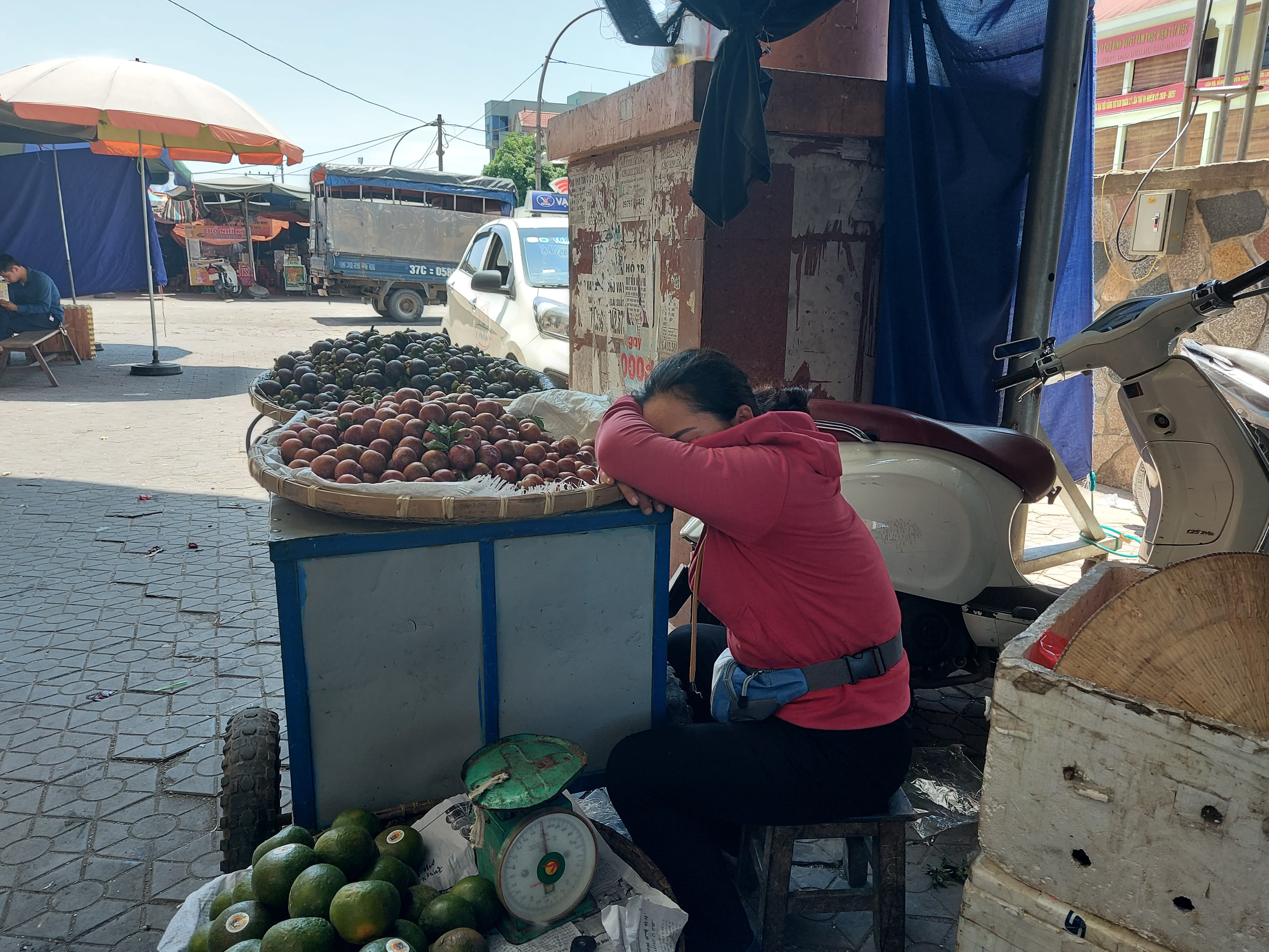 Tin nhanh - Xót thương người lao động “gục ngã” dưới cái nắng quay quắt ở miền Trung (Hình 7).