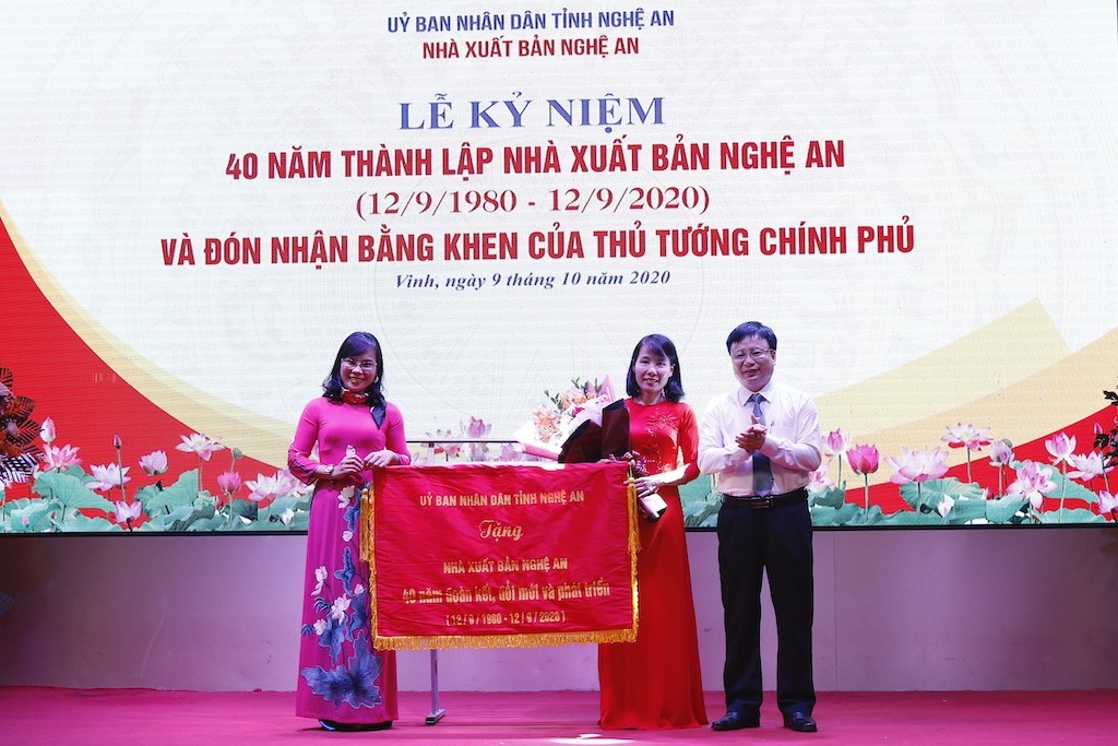 Tin nhanh - Nhà Xuất bản Nghệ An đón nhận bằng khen của Thủ tướng Chính phủ (Hình 4).