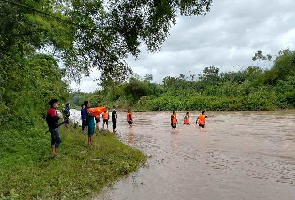 Tin nhanh - Hàng trăm người tìm kiếm nạn nhân bị nước lũ cuốn khi đang đi mua gạo (Hình 3).