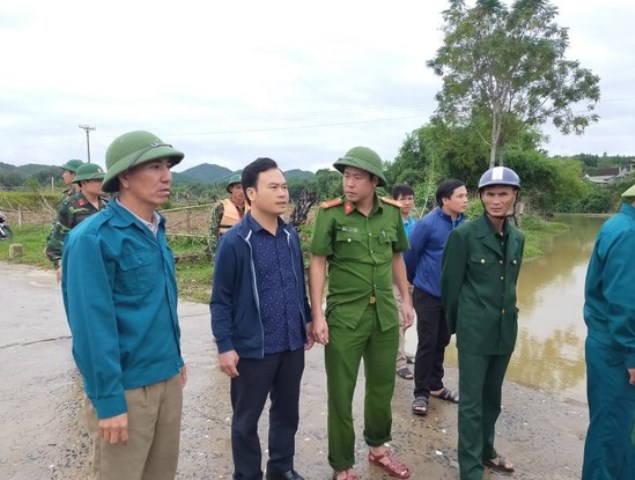 Tin nhanh - Hàng trăm người tìm kiếm nạn nhân bị nước lũ cuốn khi đang đi mua gạo (Hình 2).