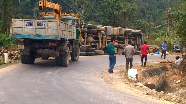 Tin nhanh - “Dốc tử thần” xứ Nghệ bị gãy nứt, đe dọa tính mạng người đi đường (Hình 3).