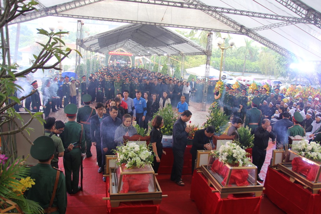 Tin nhanh - Quặn thắt con trai 4 tuổi ôm gói bánh ngơ ngác hỏi cha trong tang lễ