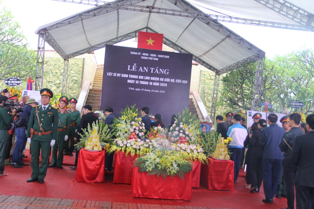 Tin nhanh - Quặn thắt con trai 4 tuổi ôm gói bánh ngơ ngác hỏi cha trong tang lễ (Hình 10).