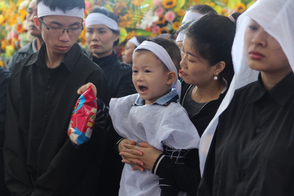 Tin nhanh - Quặn thắt con trai 4 tuổi ôm gói bánh ngơ ngác hỏi cha trong tang lễ (Hình 4).