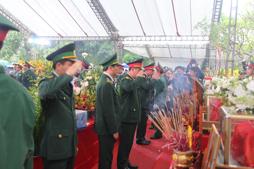 Tin nhanh - Quặn thắt con trai 4 tuổi ôm gói bánh ngơ ngác hỏi cha trong tang lễ (Hình 6).