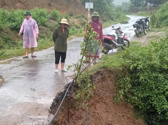 Tin nhanh - Nhiều nơi sạt lở đất đá nghiêm trọng do mưa lũ ở Nghệ An (Hình 2).